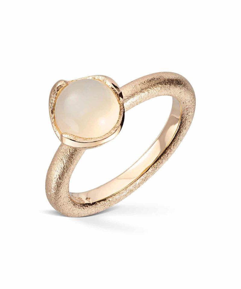 Blome - Ring i gull med hvit månesten