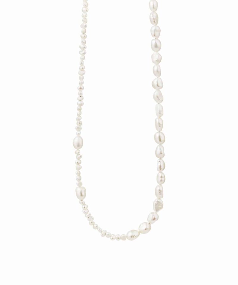 Perlekjede i forgylt sølv med barokke perler