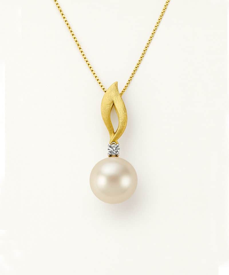 Anheng i gult gull, Ferskvannsperle og Diamanter 0,03ct