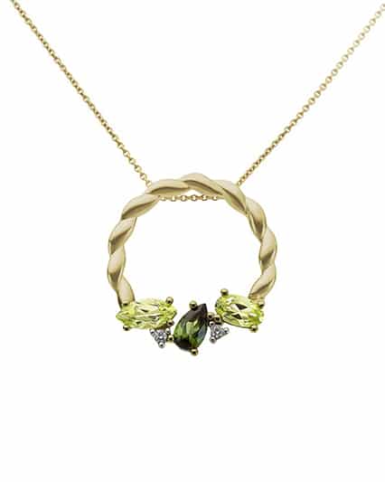 Anheng i gult gull med diamanter og fargesteiner