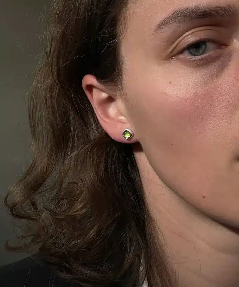 Alternative view of The Meadow, ørepynt 925s Peridot