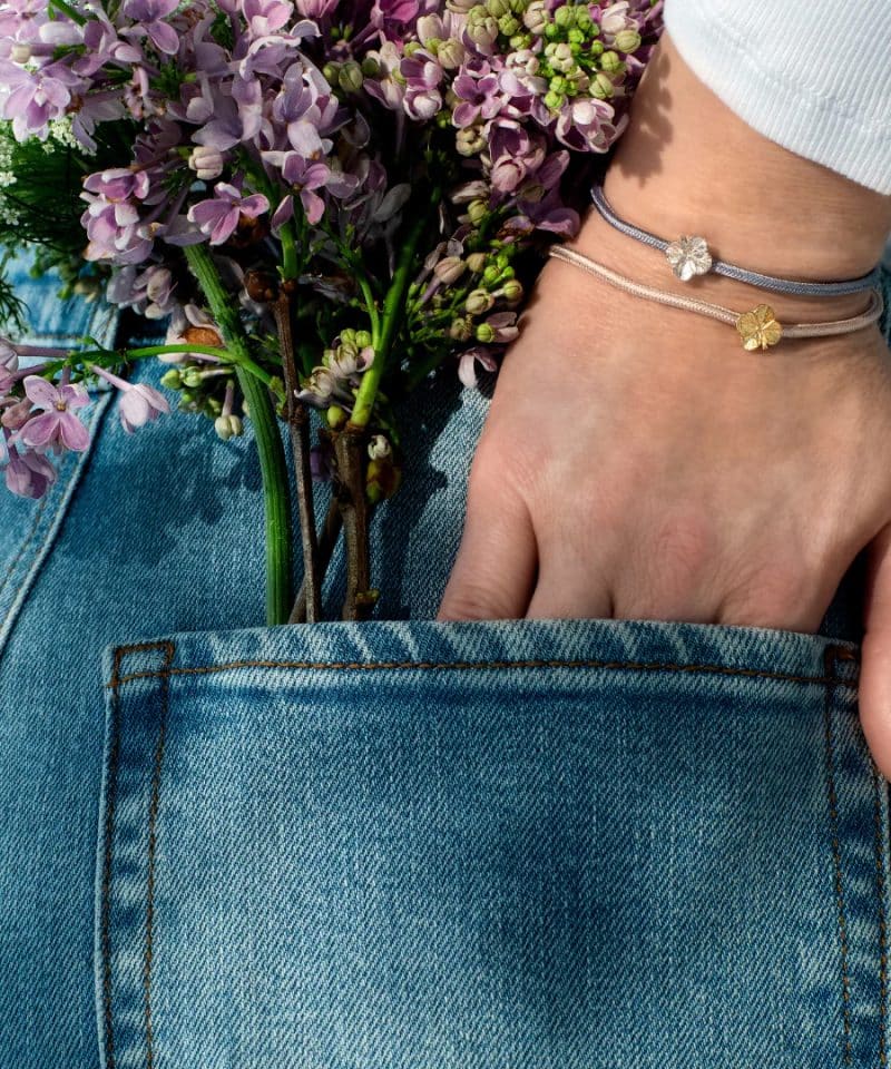 Alternative view of Firkløver silkearmbånd rhodinert, sort