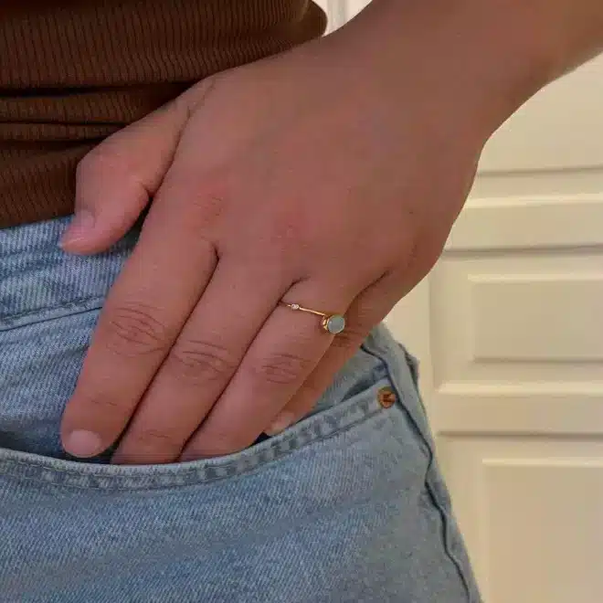 Alternative view of Koulè ring forgylt 6mm aquamarine & 0.02 W/Vs