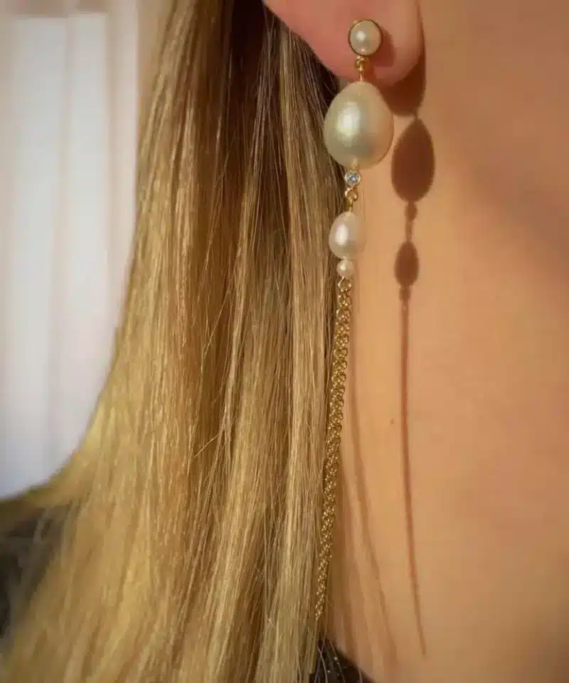 Alternative view of Baroque perle ørepynt med kjede - Forgylt