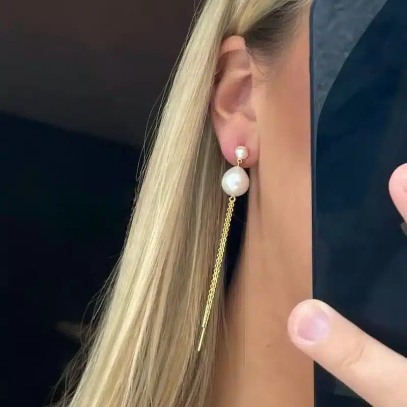 Alternative view of Baroque perle ørepynt med kjede - Forgylt