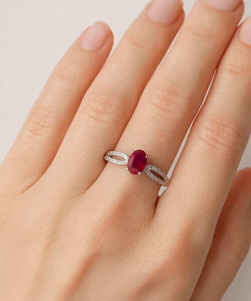 Alternative view of Ring i hvitt gull med rubin og diamanter