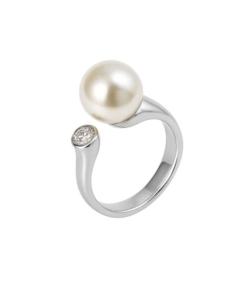 Ring hvitt gull med perle og diamant