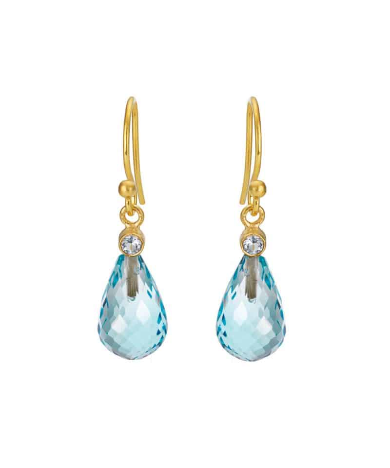 Ørepynt i forgylt sølv med hvit og blå topas