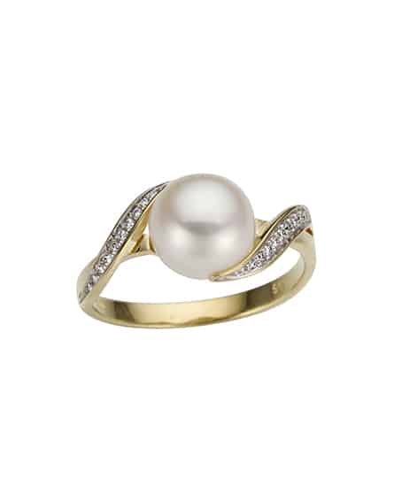 Ring i gull med perle og diamanter