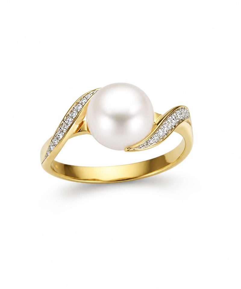 Ring i gull med perle og diamanter
