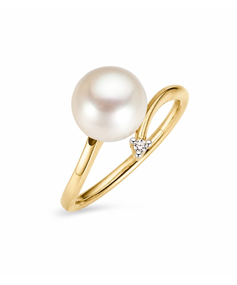 Ring i gult gull med ferskvannsperle og diamant