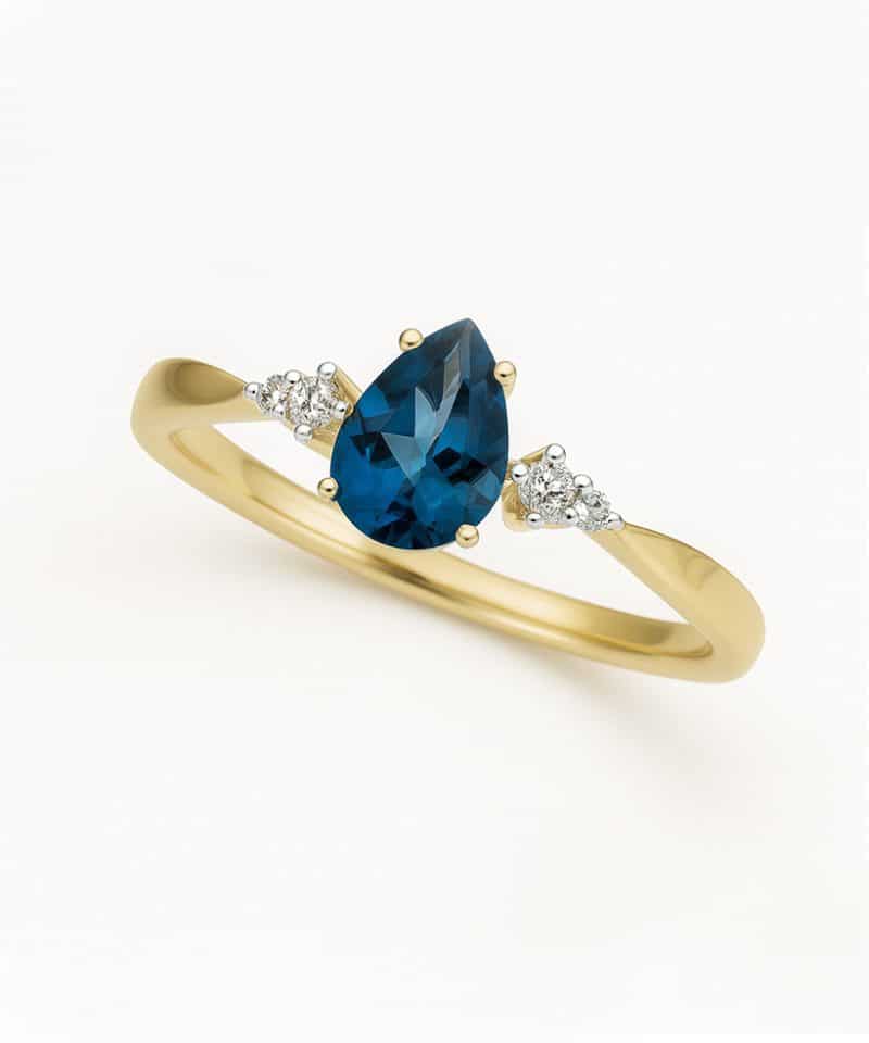 Ring i gult gull, London Blue Topas og Diamanter