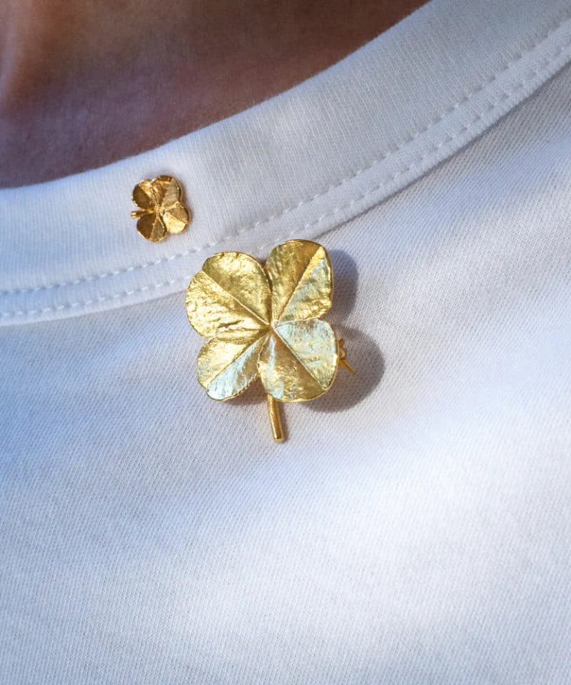 Alternative view of Firkløver pin forgylt