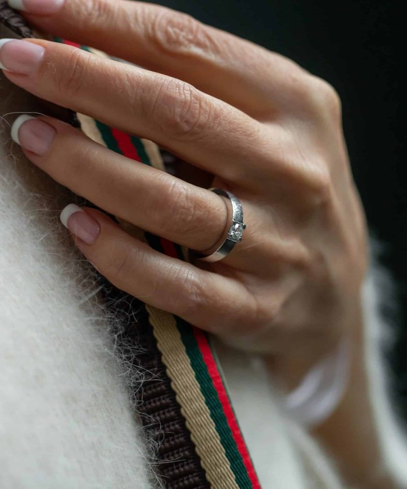 Alternative view of Storslått - Ring i hvitt gull med diamant