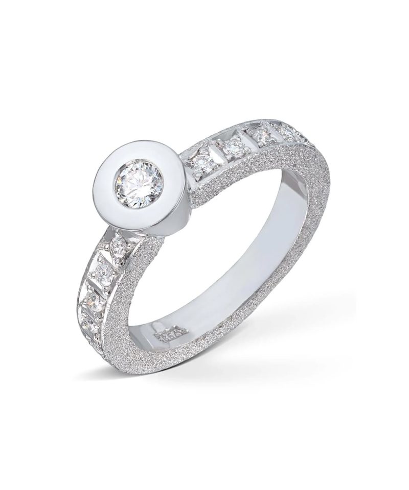 Circle Ring i hvitt gull med diamanter