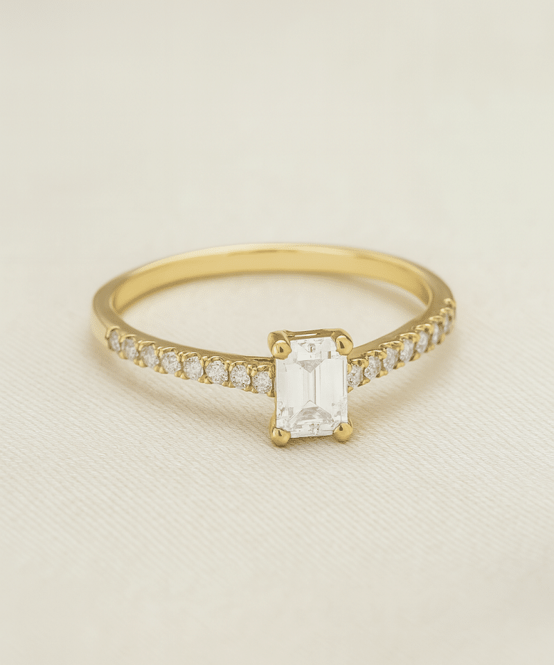 Alternative view of Ring i gull med smaragslipt diamant 0.78ct GIA