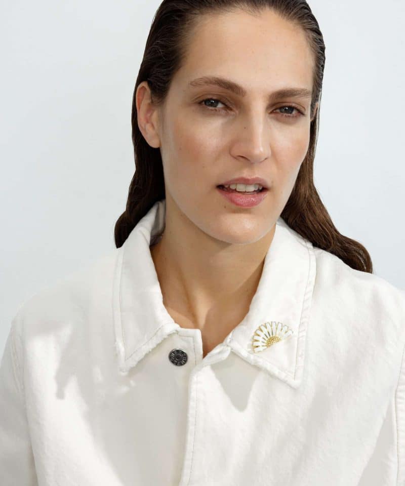 Alternative view of Daisy Brosje