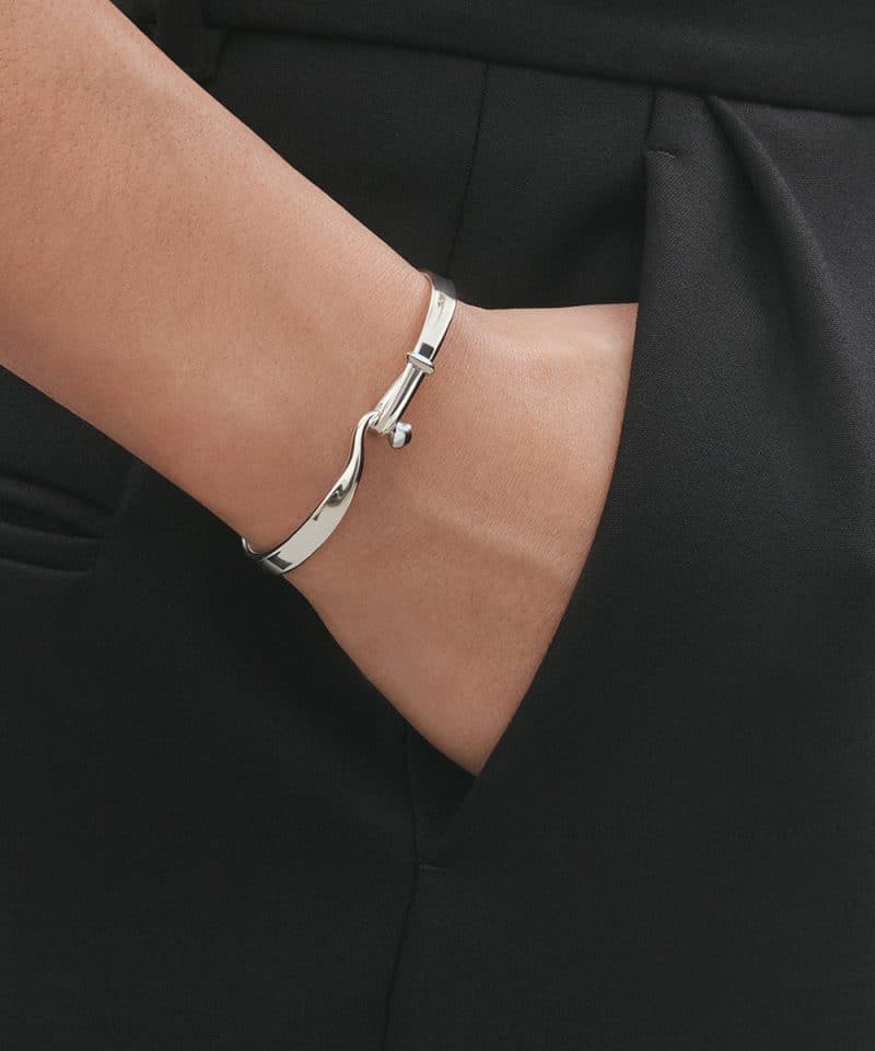 Alternative view of Torun Armring, Medium