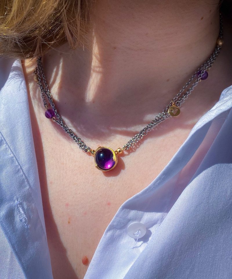 Blome - Smykkelås i gull med med Ametyst og 3-radet Golden stålkjede