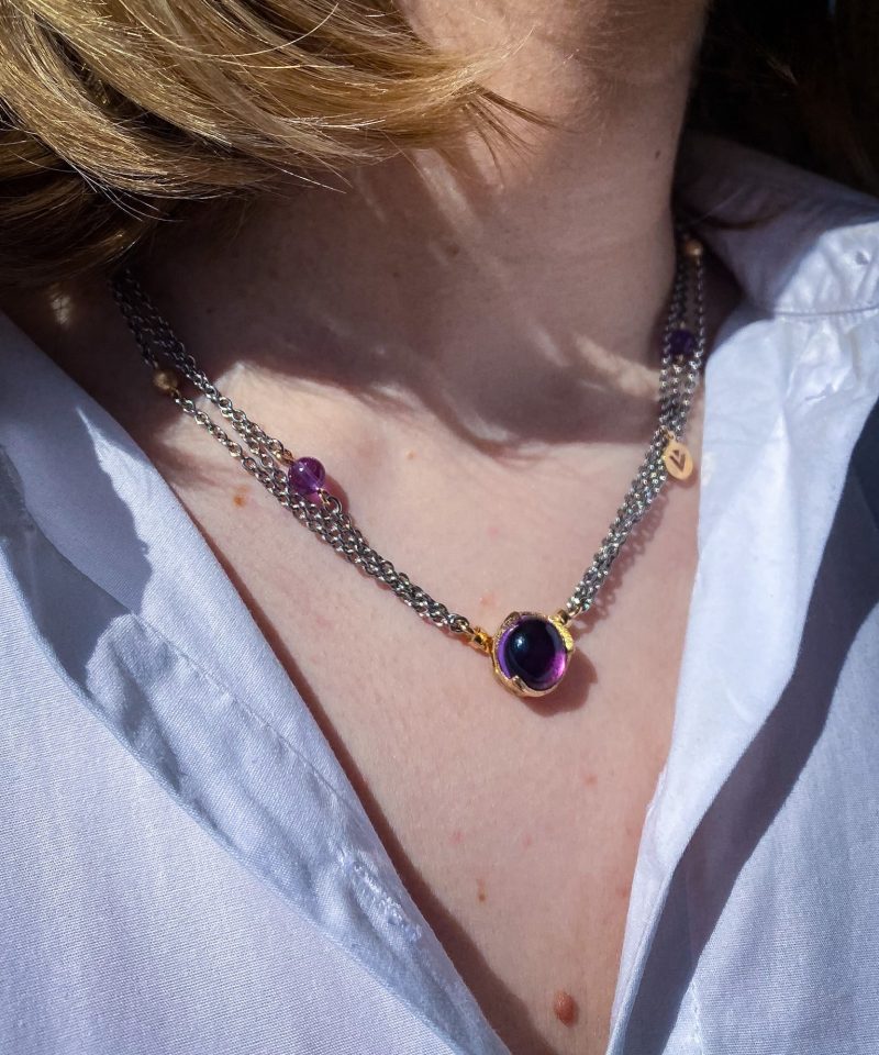 Alternative view of Blome - Smykkelås i gull med med Ametyst og 3-radet Golden stålkjede