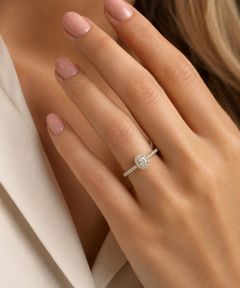 Alternative view of Ring i gult gull med oval senter diamant