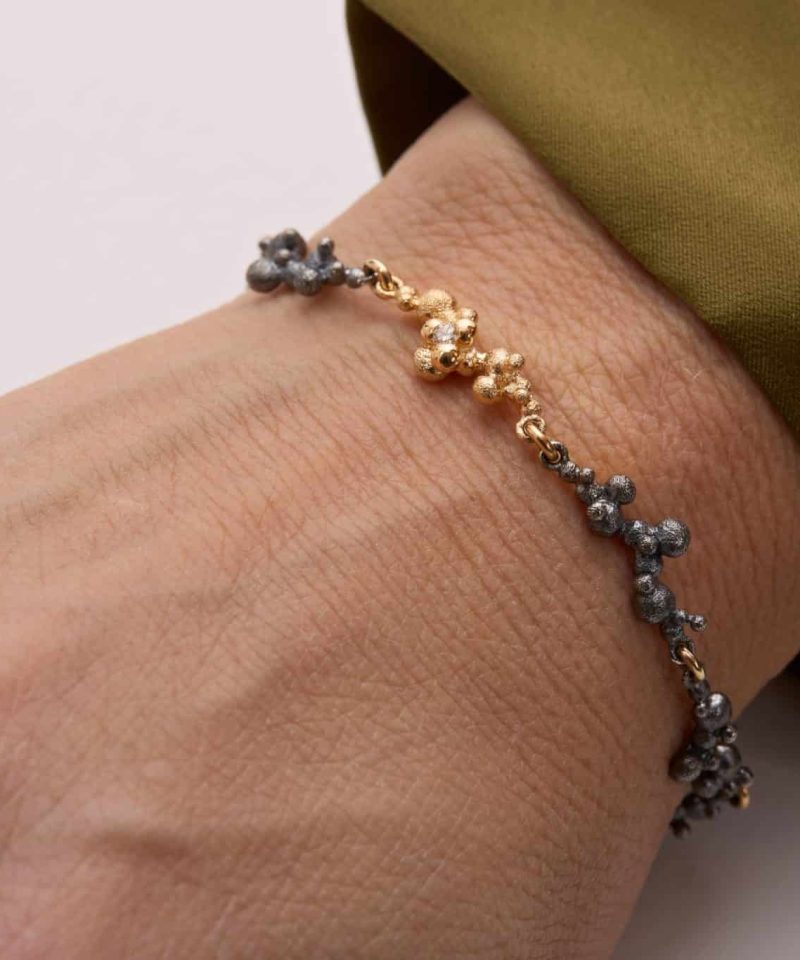 Alternative view of Dugg - Armbånd i oksidert sølv med gull ledd og diamant