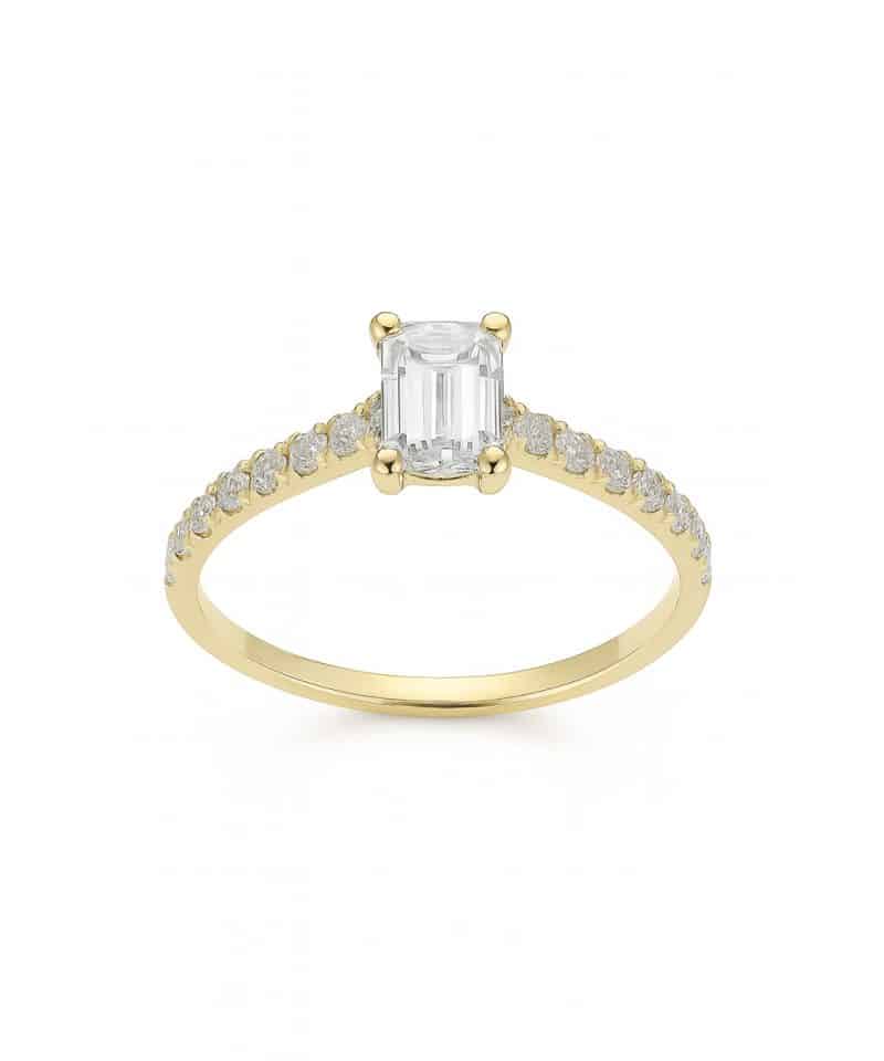 Ring i gull med smaragslipt diamant 0.78ct GIA