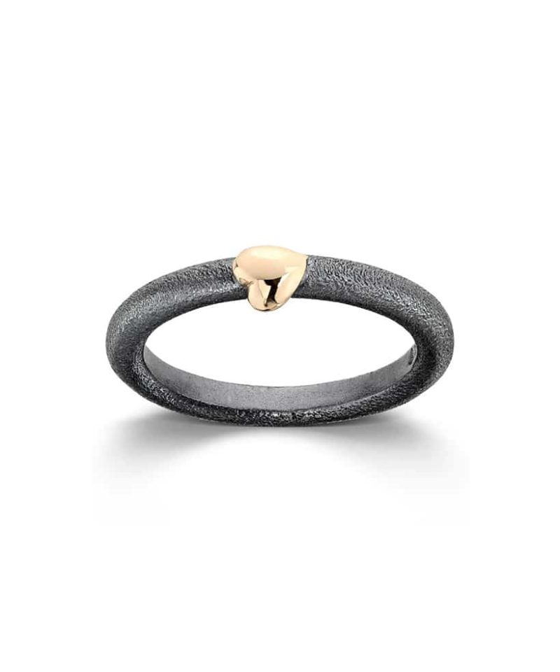 Silver Heart Ring i oksidert sølv med gult gull