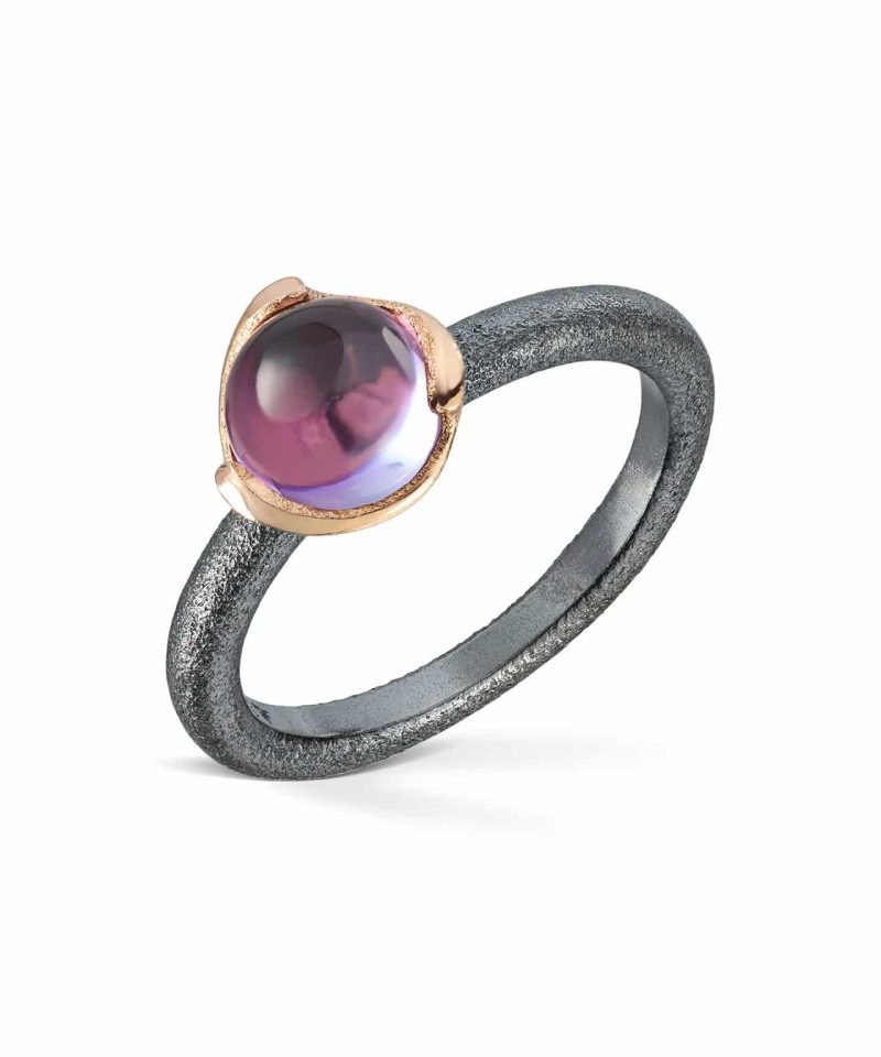 Blome - Ring i oksidert sølv og gull med amethyst