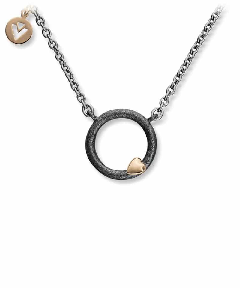 Silver Heart Anheng i oksidert sølv og gull med stålkjede