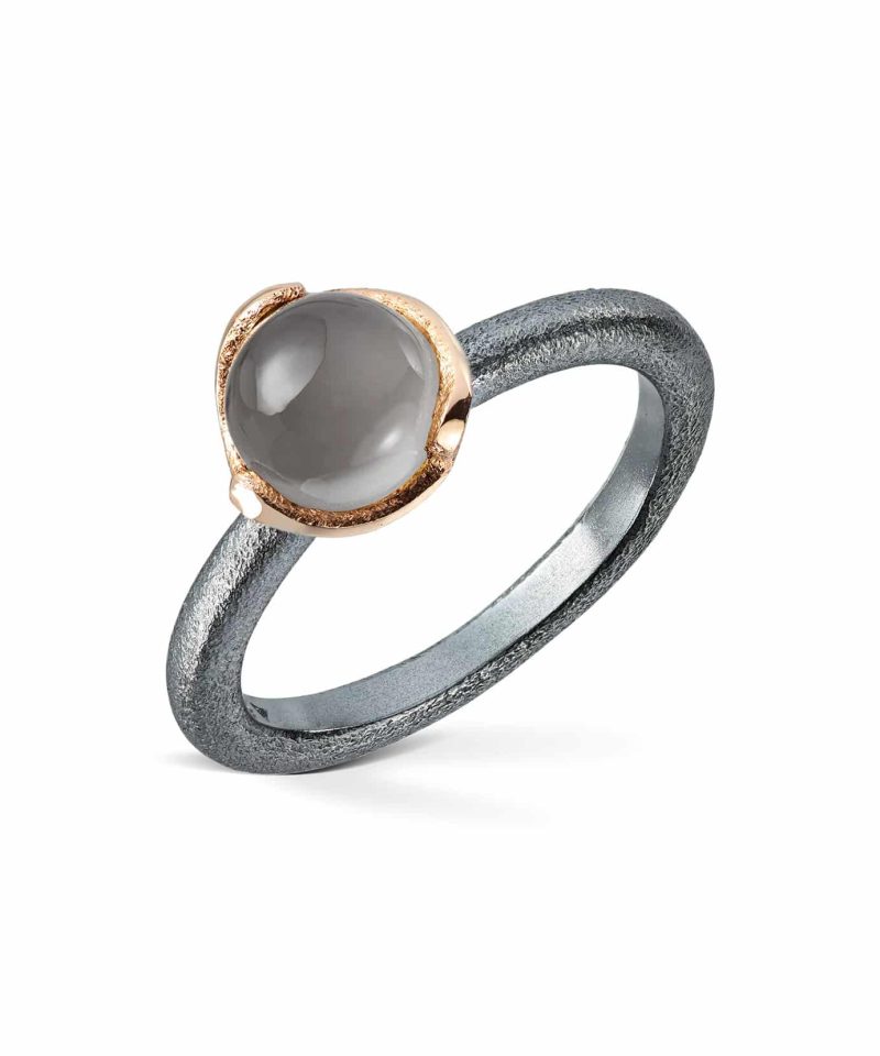 Blome - Ring i oksidert sølv med gull og grå månesten