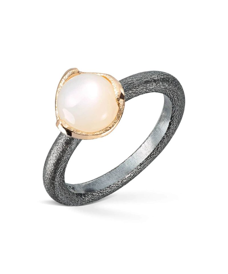 Blome - Ring i oksidert sølv med gull og hvit månesten 8mm