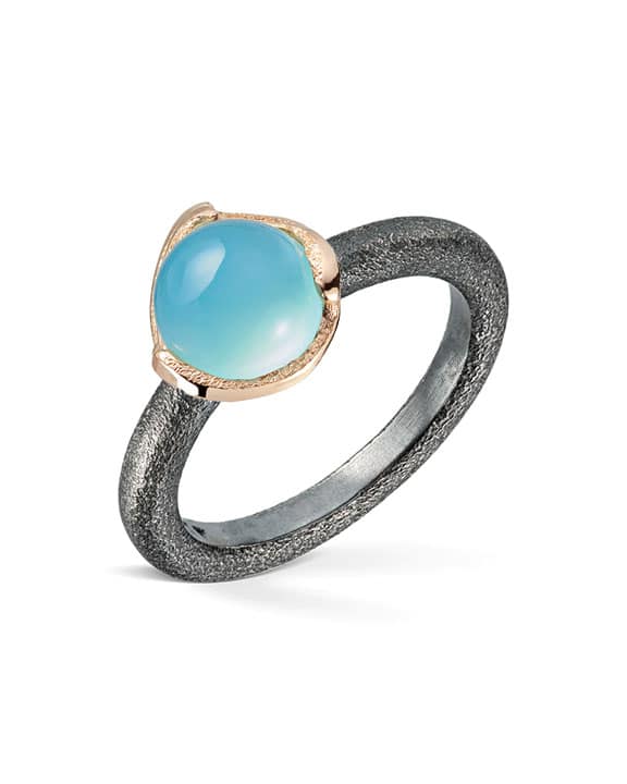 Blome - Ring i oksidert sølv og gull med kalsedon 8mm