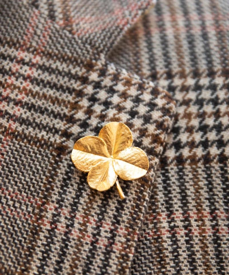 Alternative view of Firkløver brosje forgylt