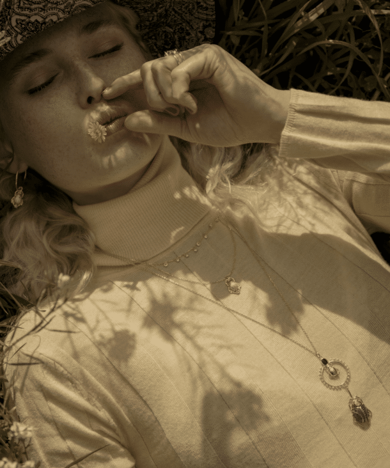 Alternative view of Øreringer forgylt med charm