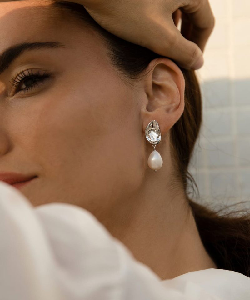 Alternative view of Ørepynt sølv med ferskvannsperle