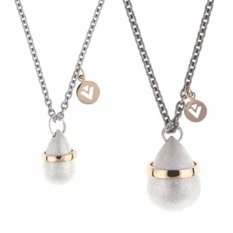 Alternative view of Dråpe Anheng i sølv med gult gull bånd, Stor